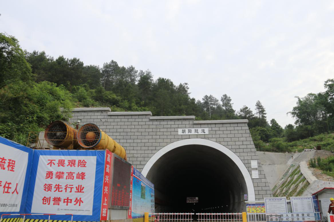 新进展!全长6199米,横跨黔桂两省区九万大山二号隧道贯通!