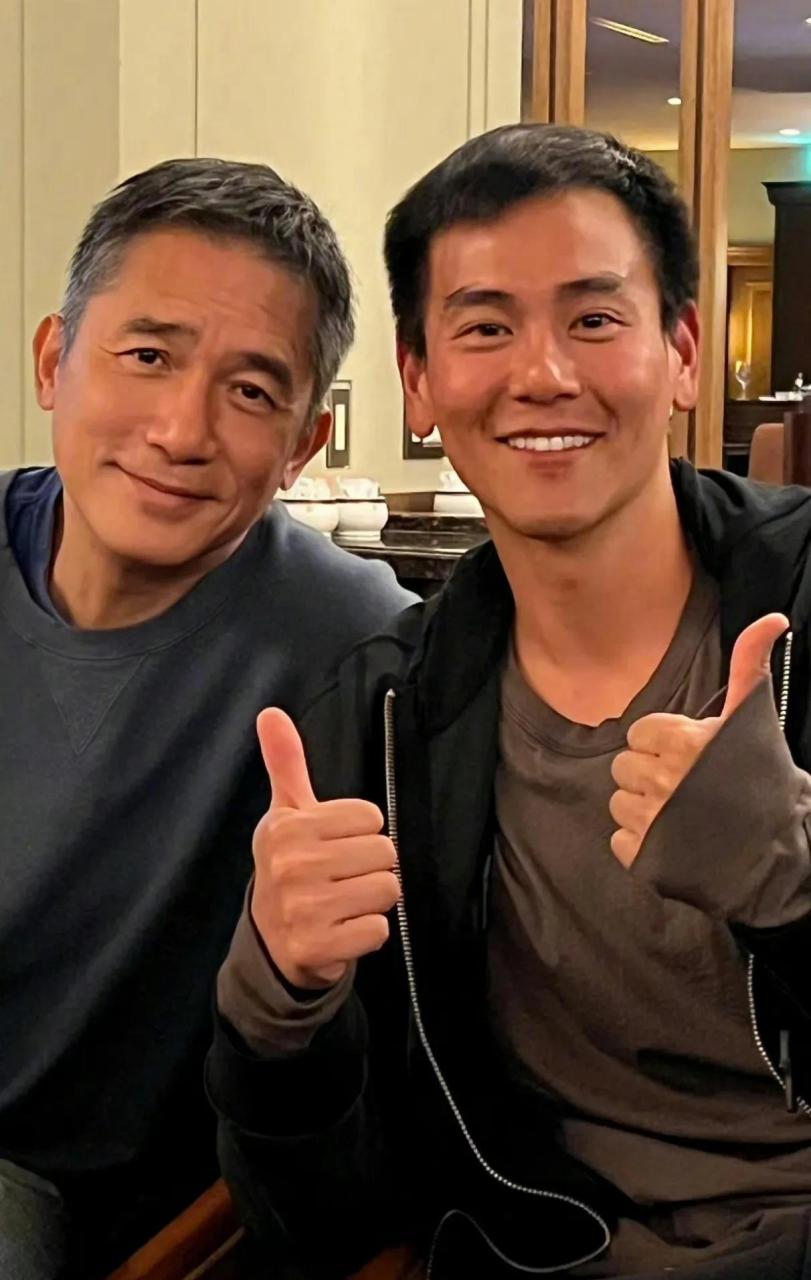 男明星的合照,梁朝伟头发花白但看上去精气神十足,彭于晏笑容灿烂明显