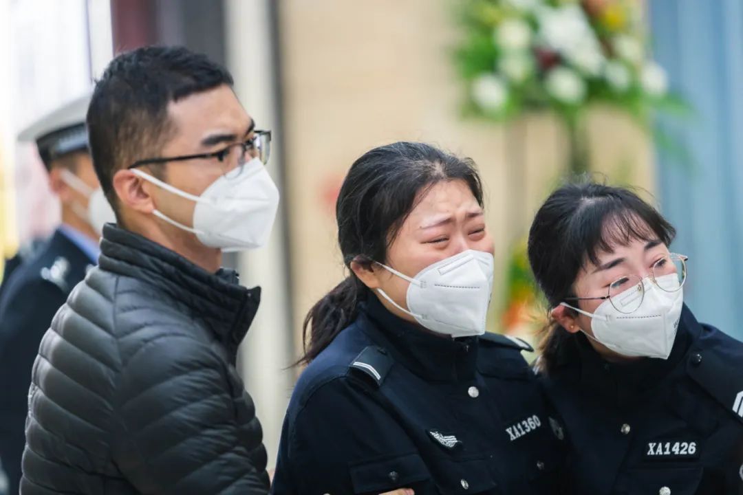 10月27日,姜强同志遗体告别仪式在西安市殡仪馆举行,西安市公安局交警