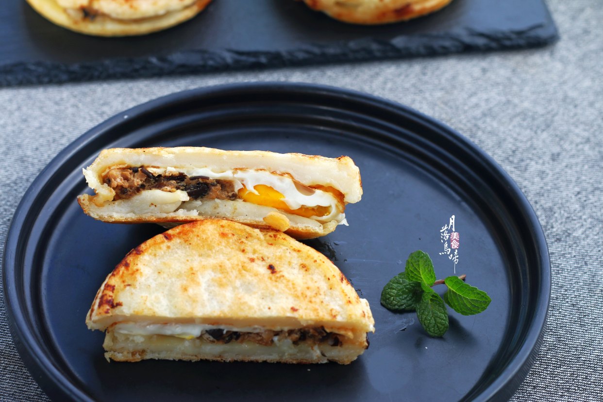 太香了!2勺面粉1个蛋,香喷喷的"蛋肉堡",好吃到停不下来