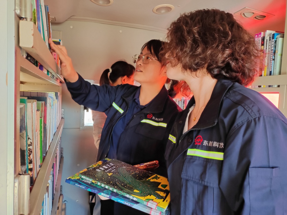 活动现场,吸引40余人企业职工来到流动图书车内翻阅图书,有的挑选了