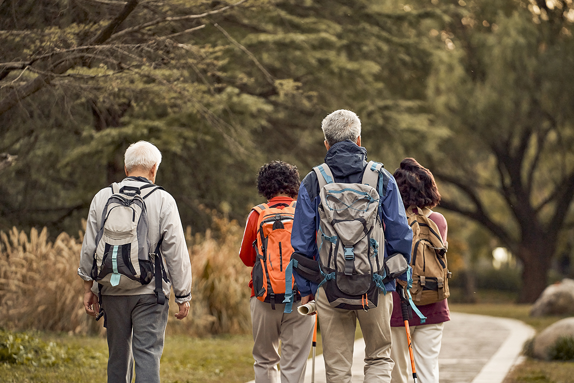 老年旅游团必备:老年人带上这5个物品,不贵却超实用!
