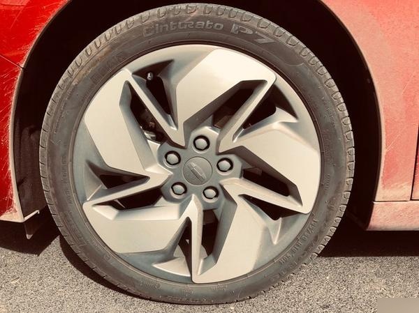 轮胎没气不要慌,分享如何给几何a新能源的轮胎打气