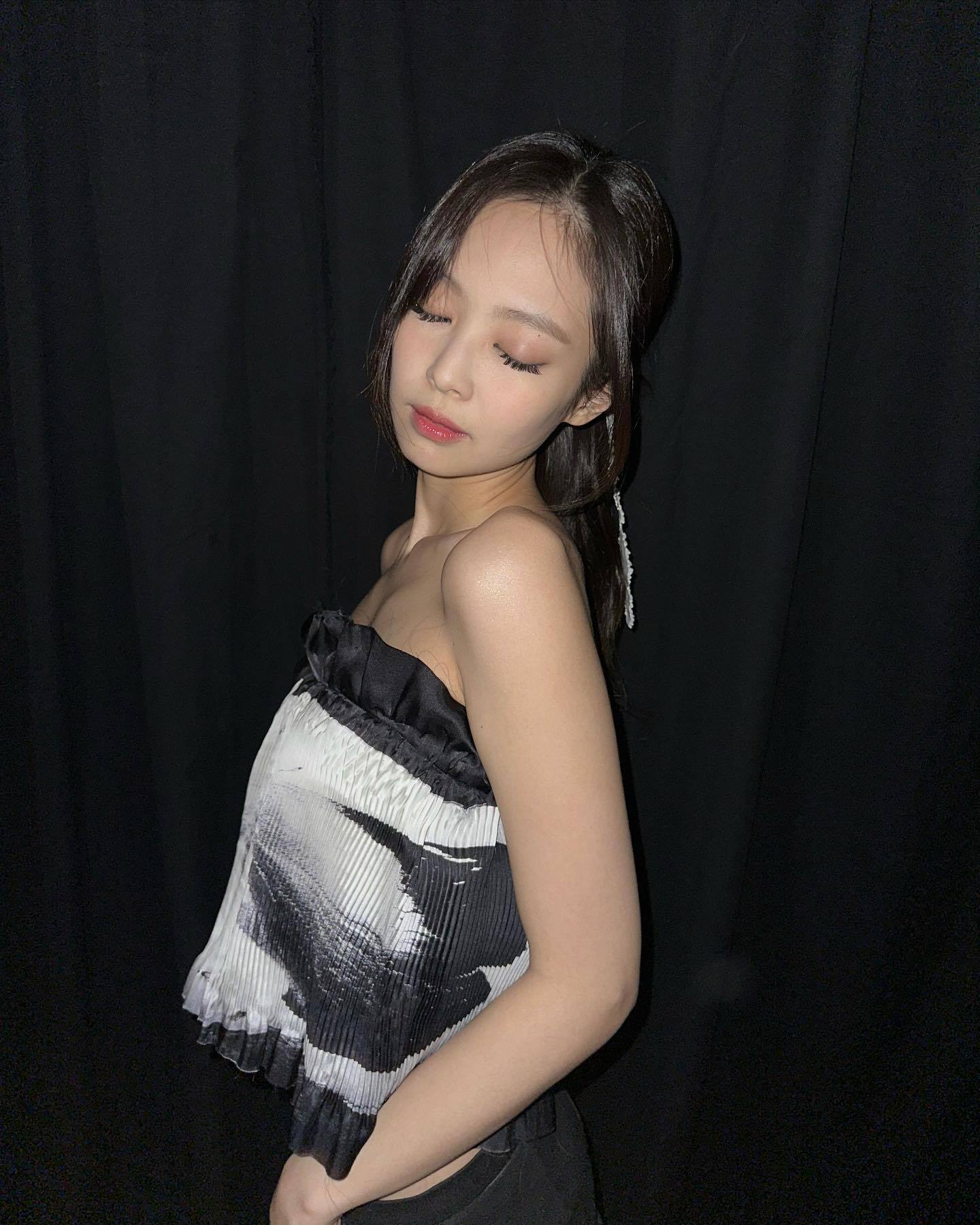 jennie通过电台表示,作为kpop艺人出道被限制发展,无法展现自己