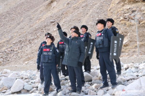 "时代楷模"拉齐尼·巴依卡的父亲与边境民警升国旗巡边关