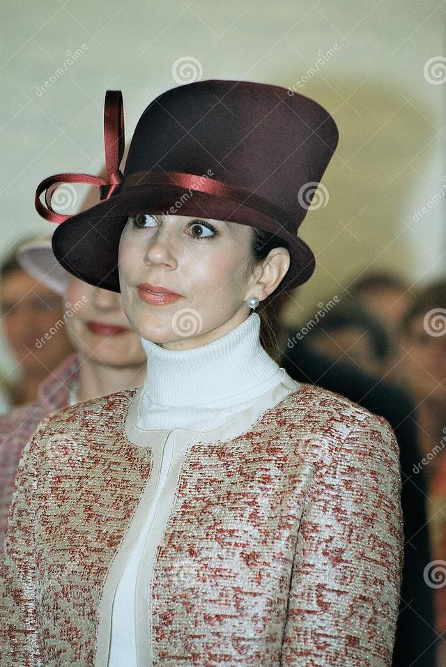 丹麦玛丽王储妃的头饰,比凯特更优雅随性,比莱后更得心应手