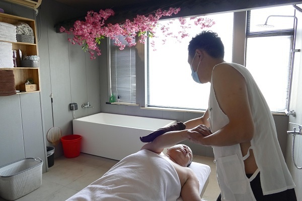 学雷锋日:扬州环卫工享受"指尖上的非遗——搓背术"