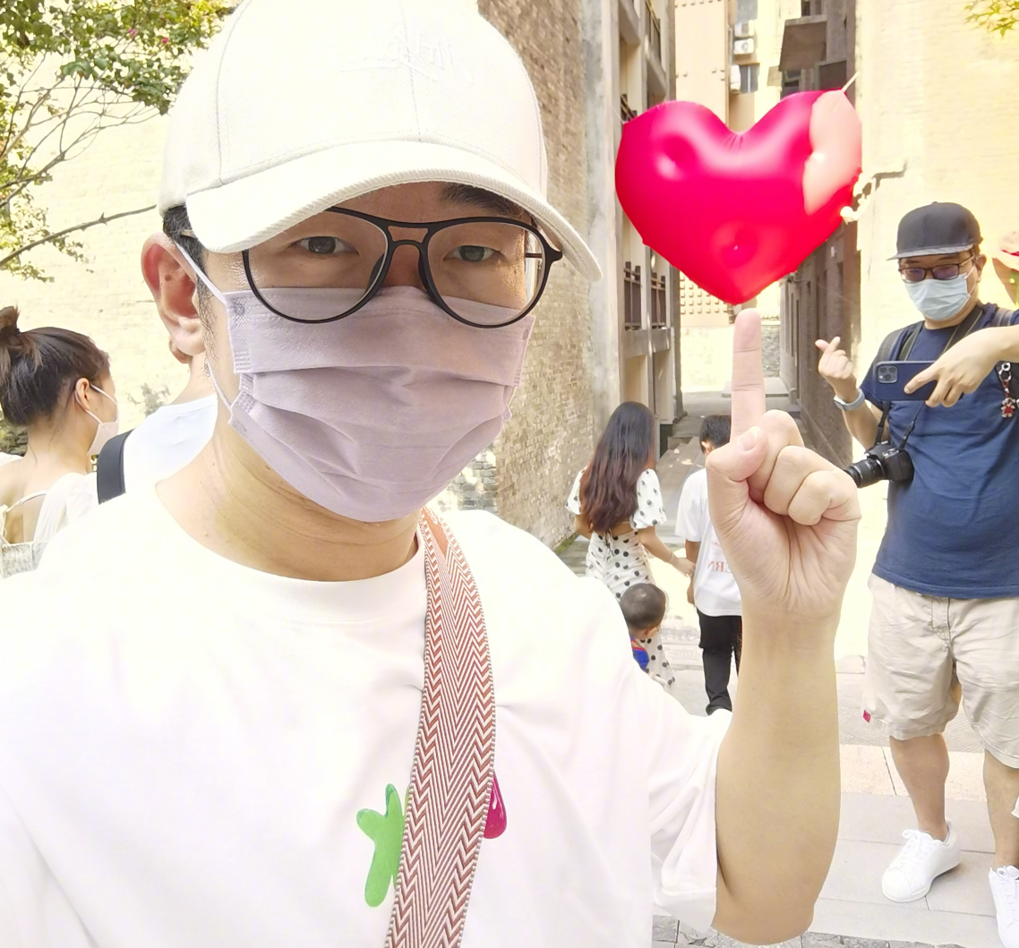 杨迪为省钱骑车回家,一顿饭才花20元,却给患病大学生捐款100元