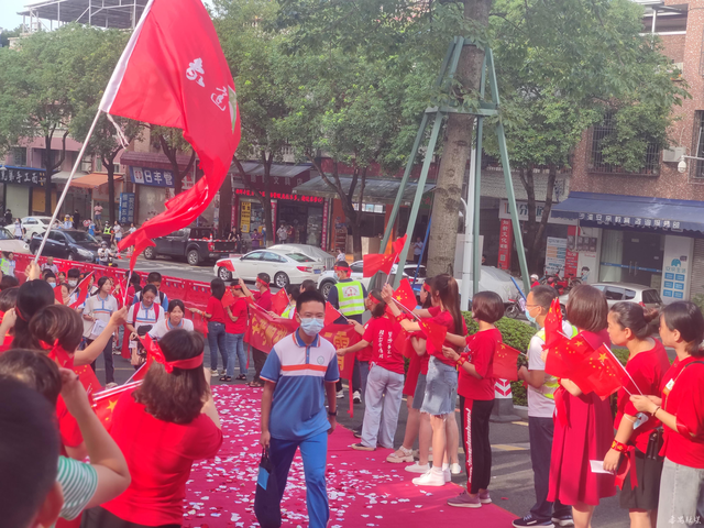 关注中考|"送考护安"两不误!番禺象达中学家长志愿者成为一道亮丽风景