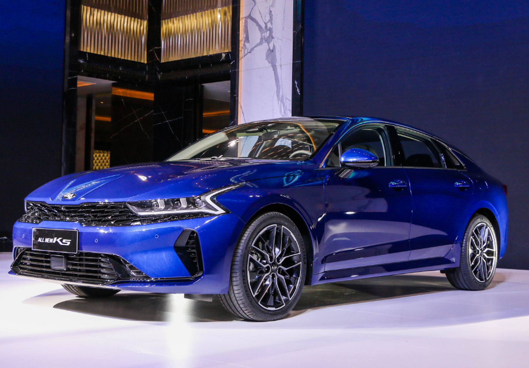 起亚k5是一款时尚动感的b级车,具有豪华舒适的内饰和多种动力选择