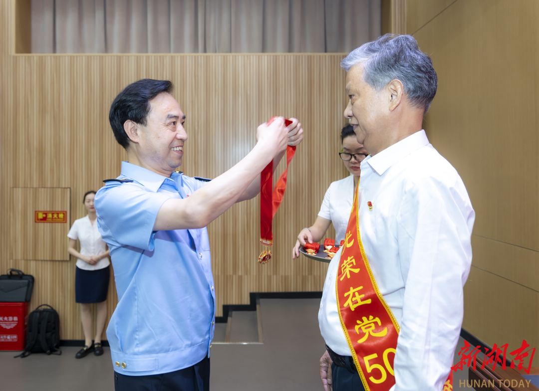 省市场监管局召开"两优一先"表彰大会 钱俊君出席会议并作专题党课