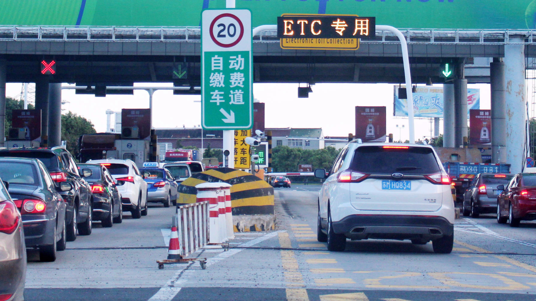 高速遇到etc不抬杆,可以倒车吗?教你正确做法