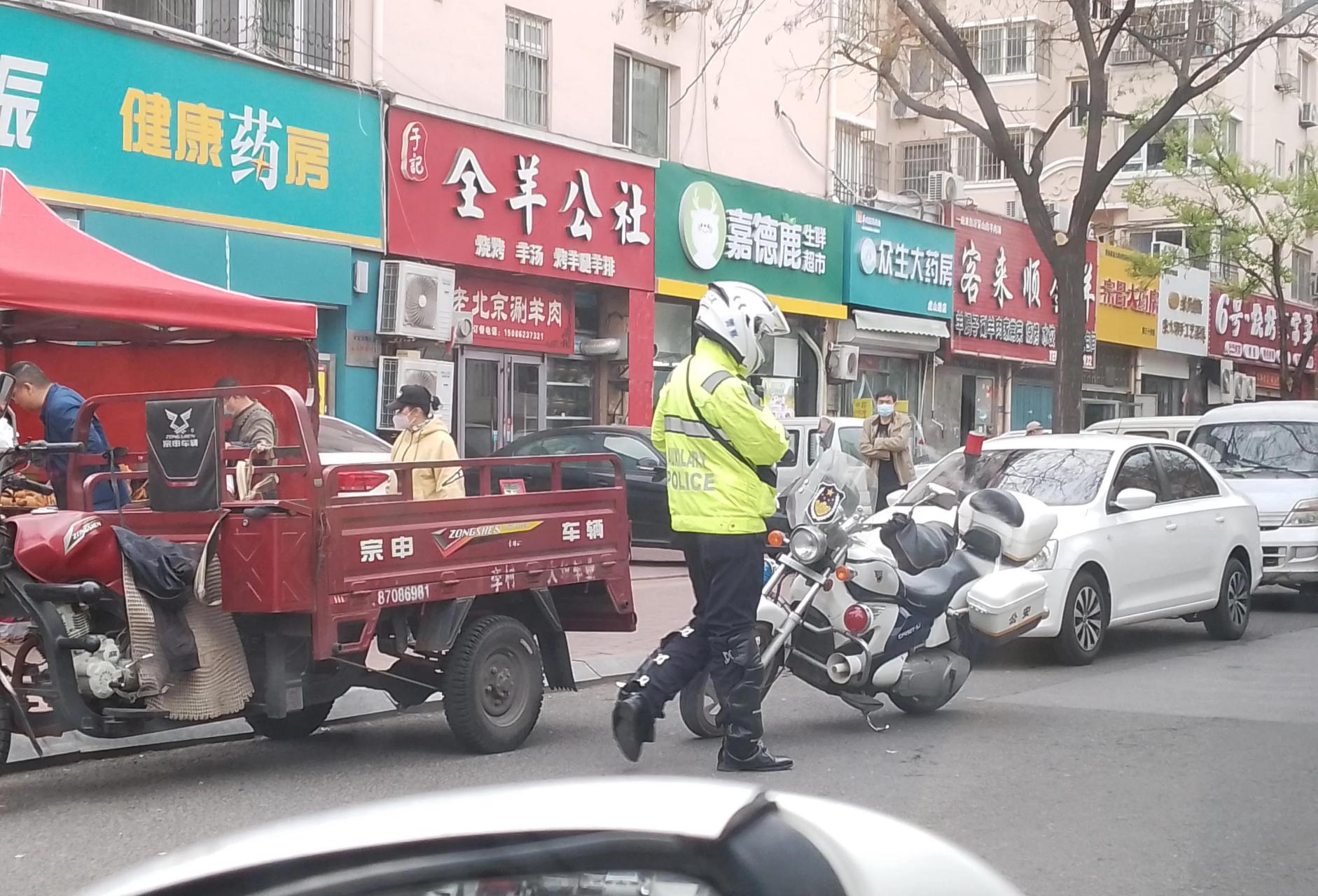 旁邊在趕集,交警在貼單子,這簡直就是撿錢啊! 青島交警辛苦