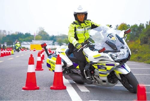 深圳交警铁骑摩托车图片