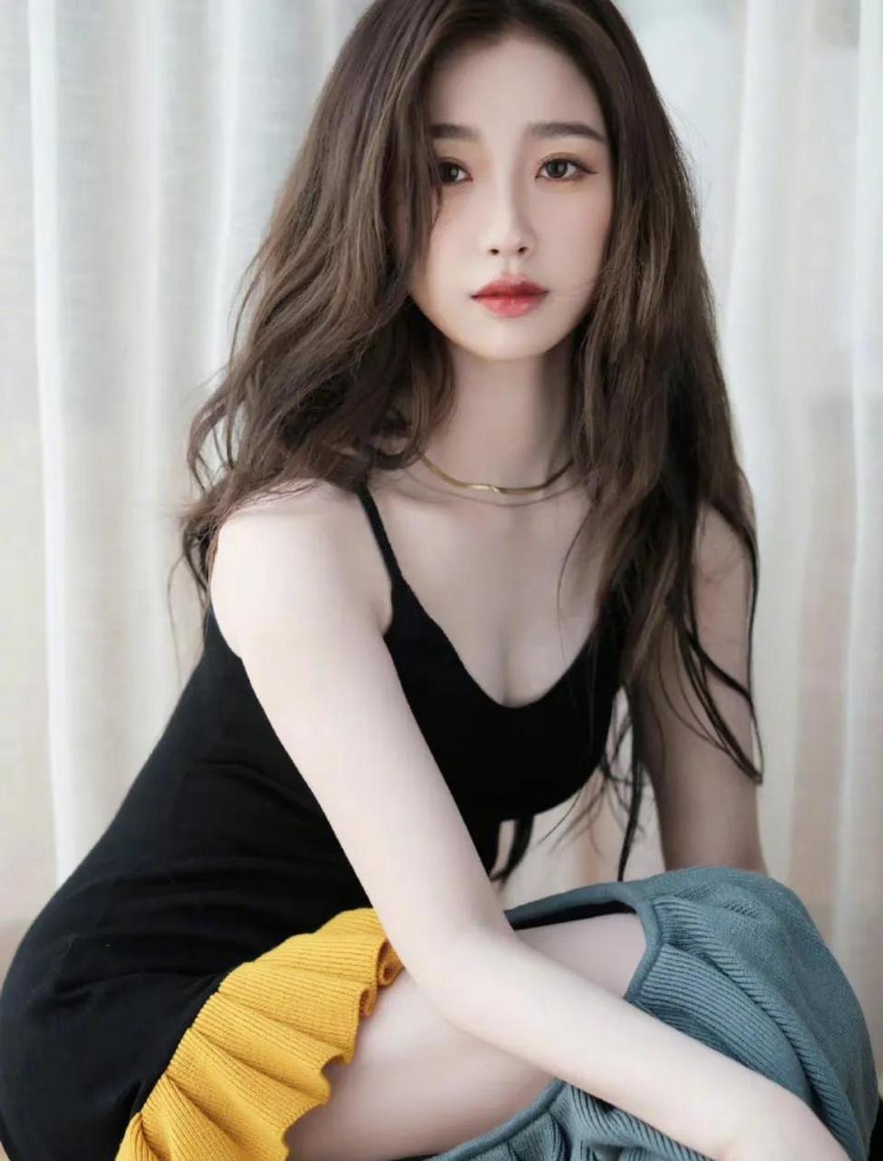 虞书欣冬日黑色小吊带,尽显性感好身材.评论区齐喊"老婆又漂亮了!