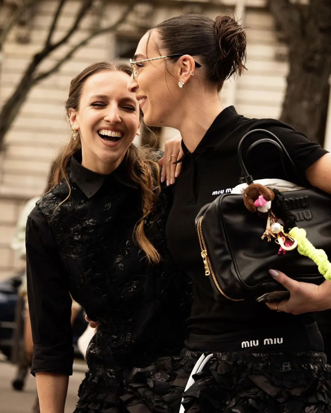 工装夹克,超短裤,也是miu miu girls率先在包上挂起皮绳,钥匙,行李牌