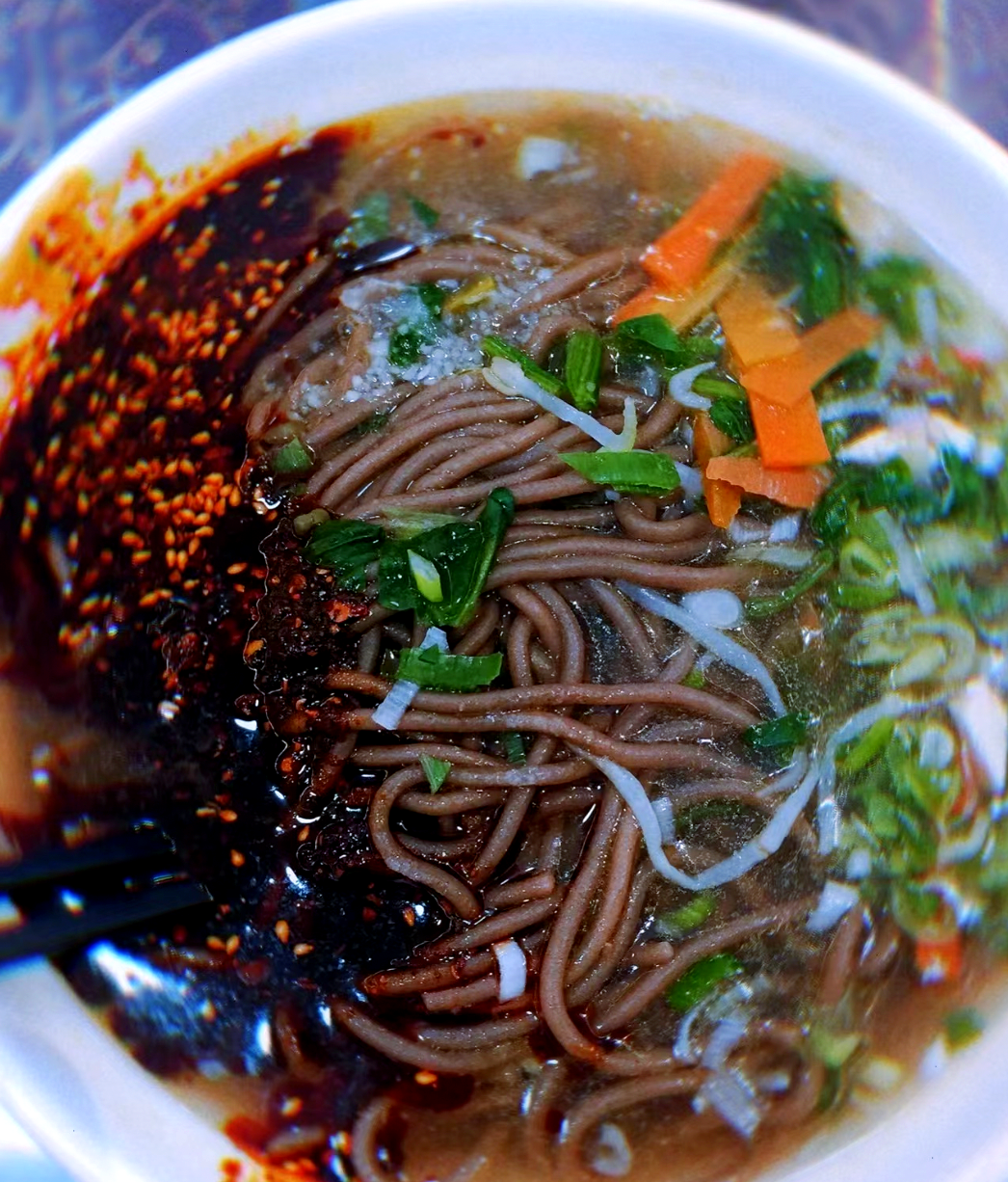 陇西饸饹面,在陇西方言中又被称为呼噜面,因其食用时发出的呼呼噜噜之