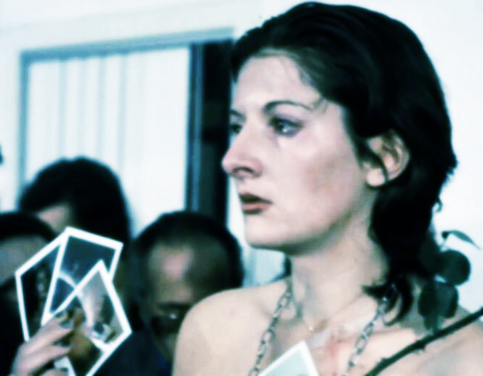 1974年,著名的"行为艺术之母"玛丽娜·阿布拉莫维奇在意大利艺术节上