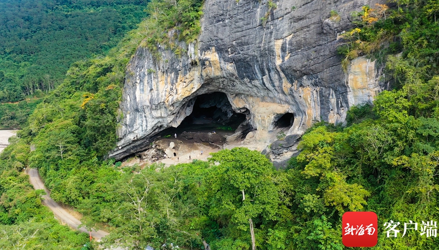走进黎族丨文化名家走进昌江皇帝洞 探访热带雨林中的喀斯特地貌溶洞