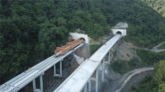 宁石高速四标主线顺利贯通