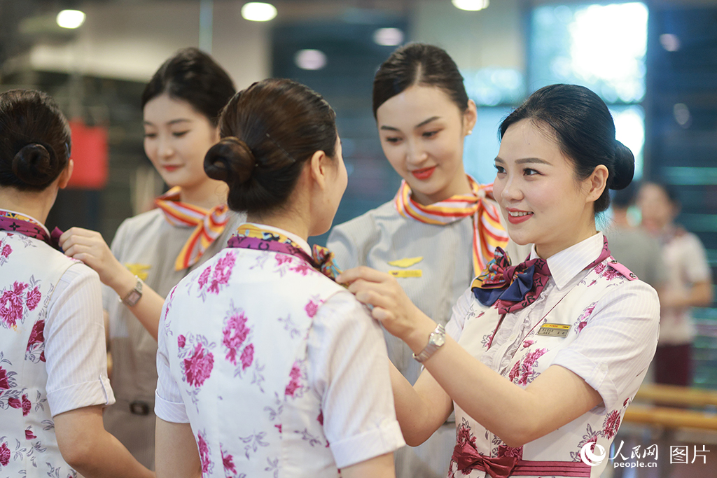 重庆:"空姐""动姐" 携手开展服务礼仪培训备战暑运