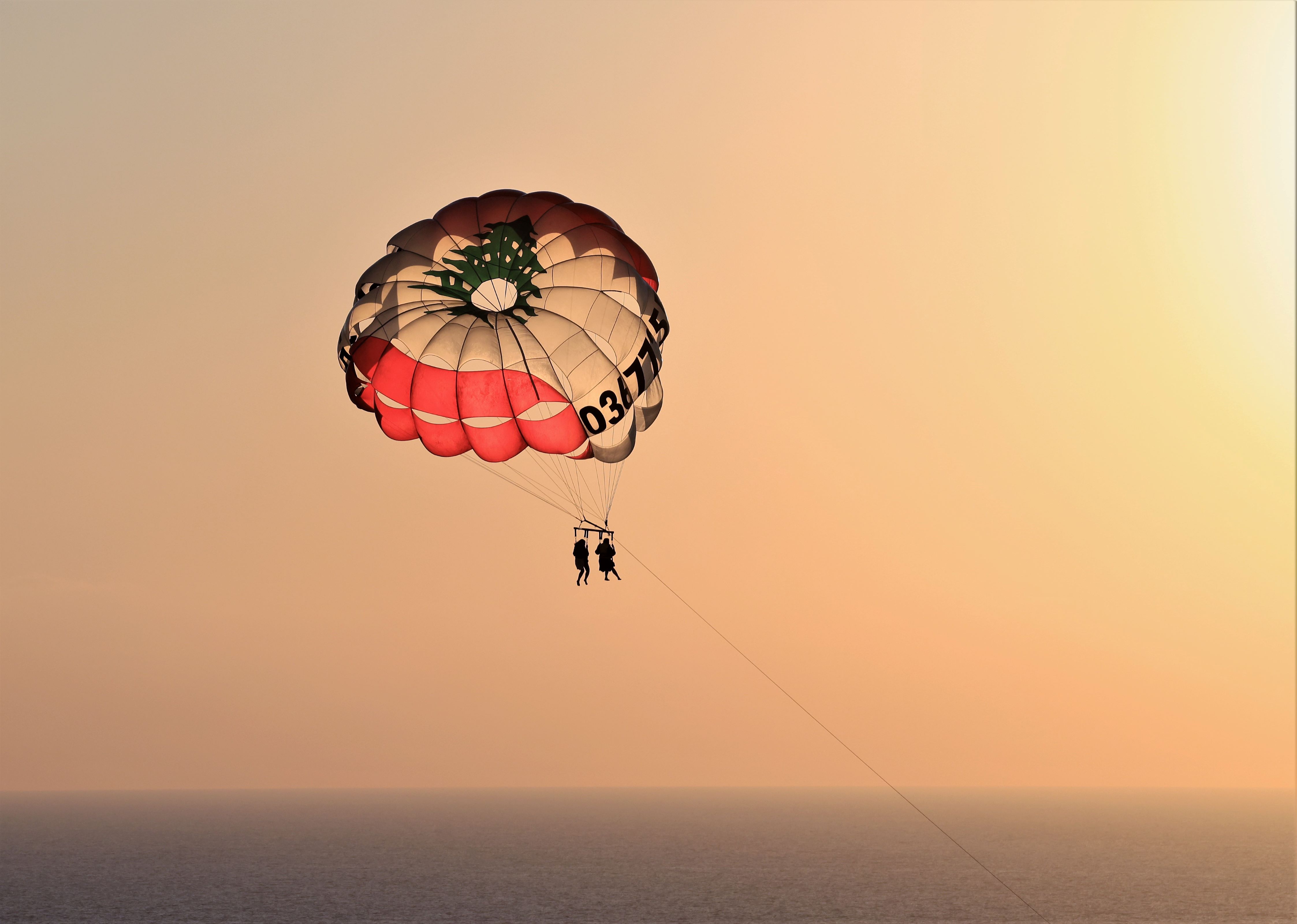 (国际·一周看天下)滑翔伞游黎巴嫩