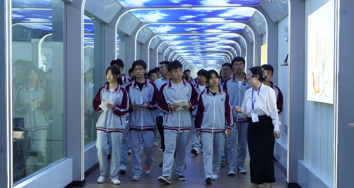 盘州市第七中学与中志浩刺梨工坊合作共谋未来发展