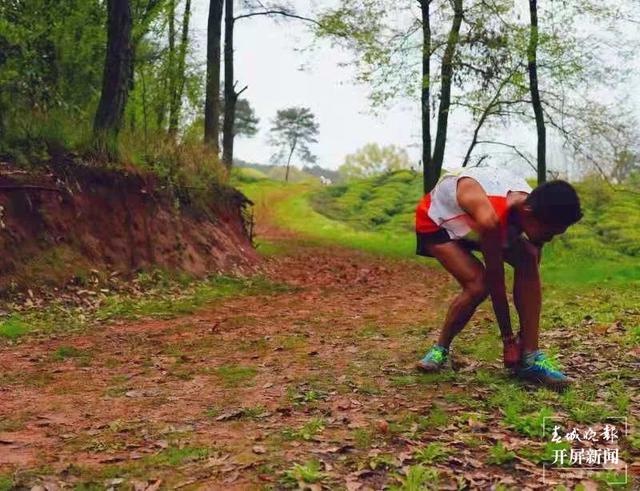 鞋掉了!光脚跑2公里后,玉溪男孩夺下越野跑全国锦标赛冠军