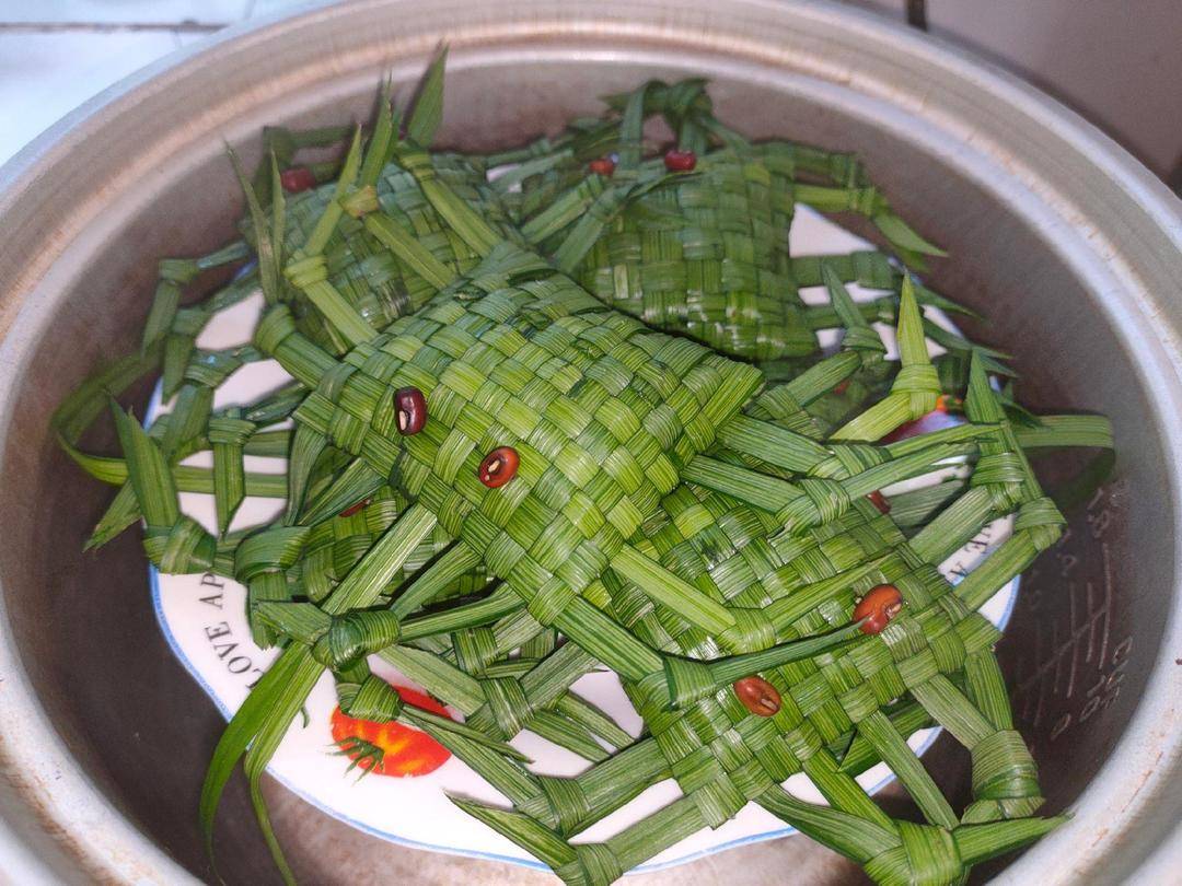 「视频」南京溧水80后村民传承"螃蟹粽子" 百元一只要带动村民致富