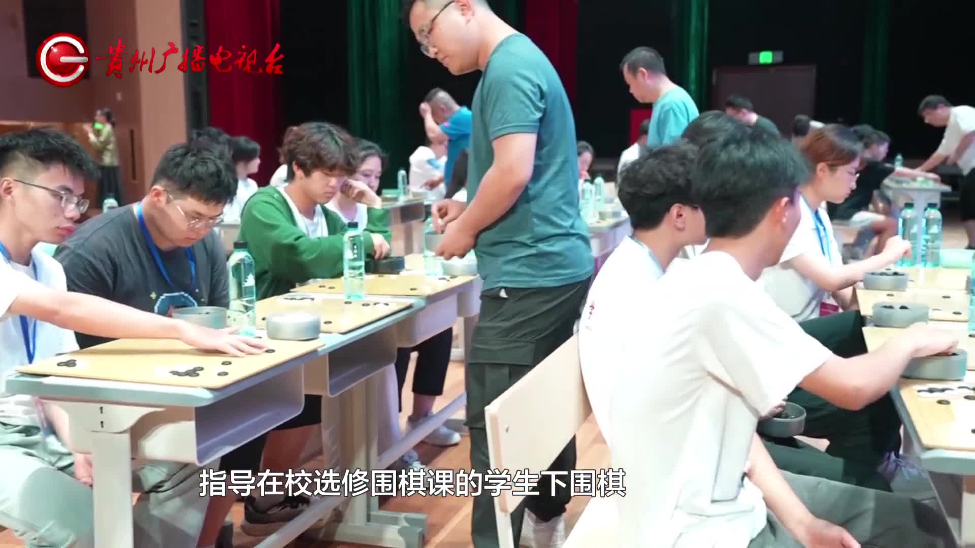 学生对弈棋王 一挑四打响贵州高校智力运动大赛