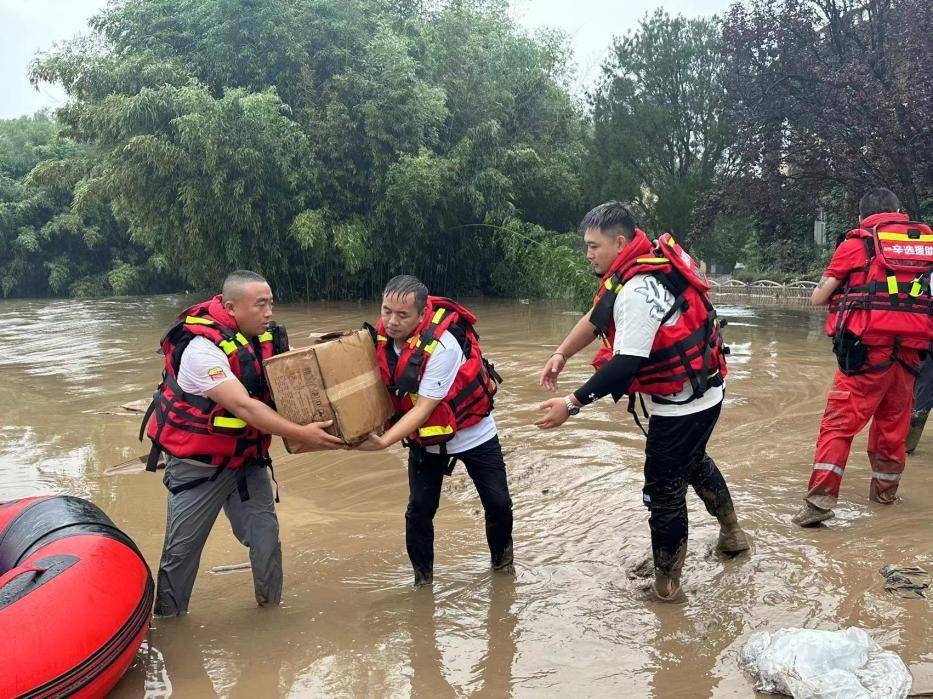 辛选集团组织专业救援队赴河北涿州一线抗洪救灾