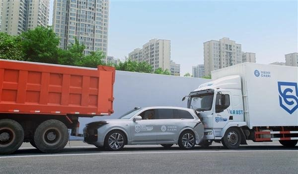 多车碰撞事故现场：一辆白色汽车被卡在卡车和货车之间