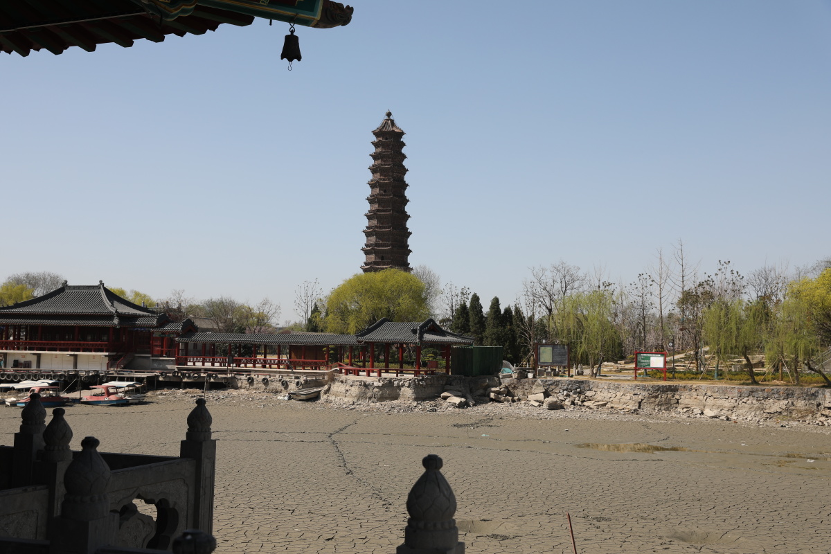 开封铁塔湖露底 引游客争相寻宝 开封市河湖水系治理行动拉开帷幕