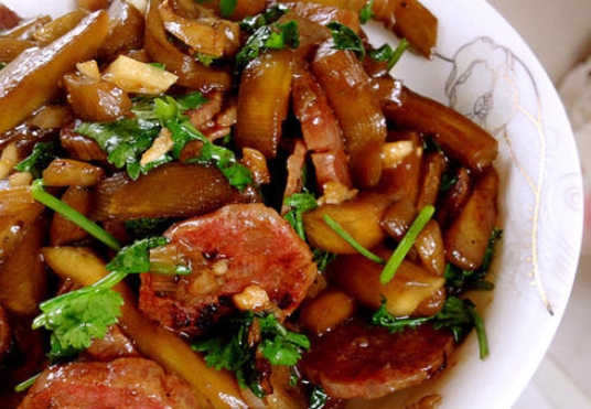 腊肉炒茄子该如何制作?这几个步骤教你快速上手美味!