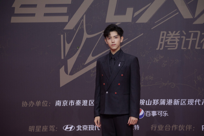 陈飞宇星光大赏表演《无问》,被路人夸赞好听