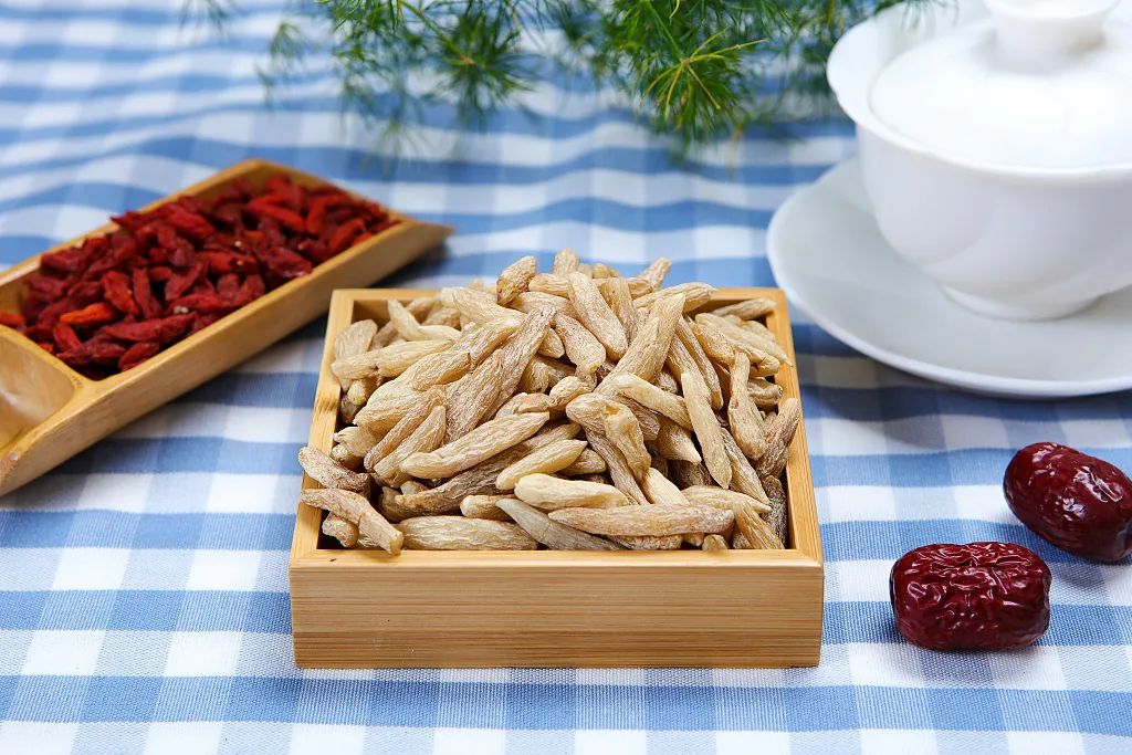 三,枸杞 菊花做法:将枸杞,白菊花同时放入较大