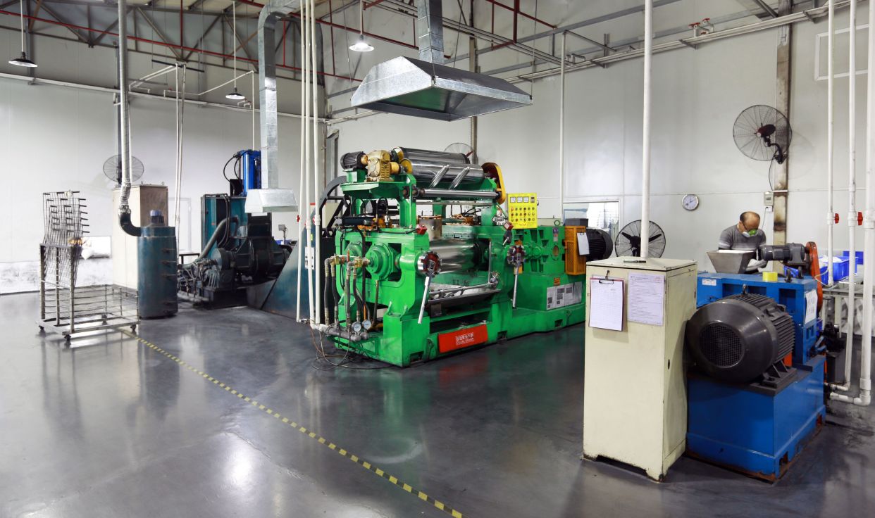 橡胶在密炼机中的塑炼 - 贝洛新材