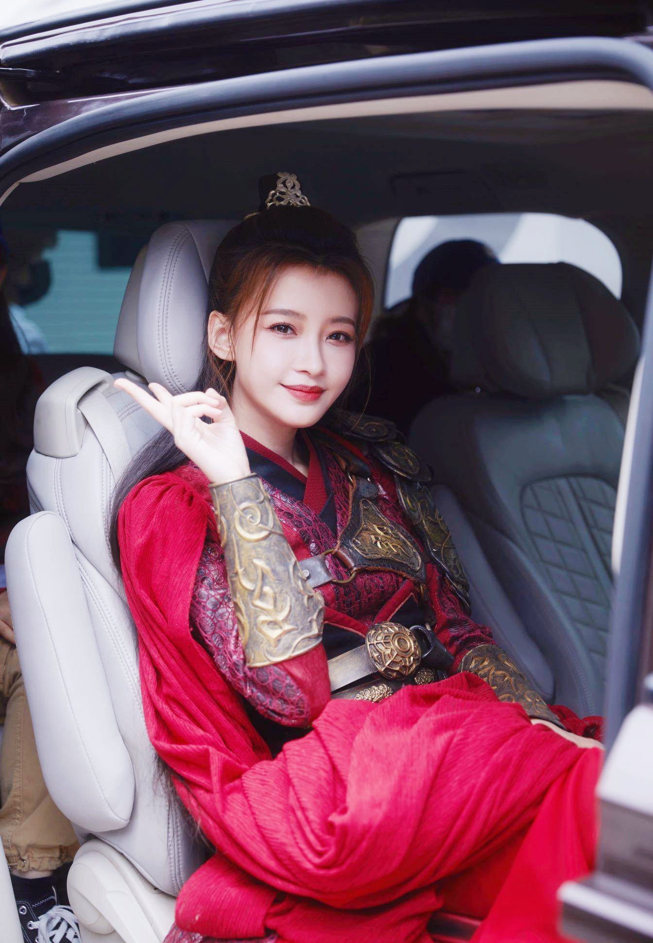 孙怡《萌探2》造型曝光,化身变为"孙尚香",一身红装英姿飒爽