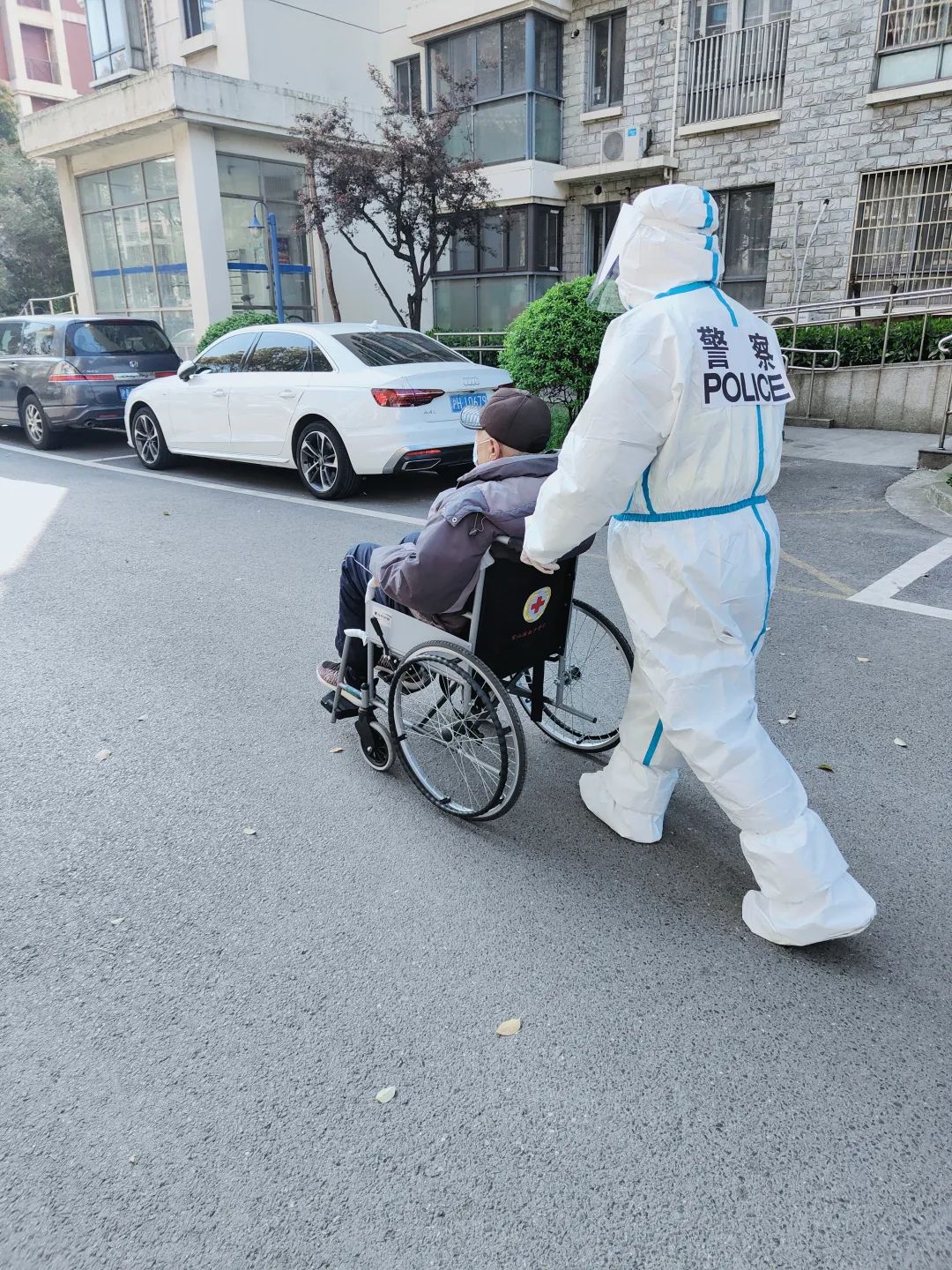 退役军医从警抗疫被赞全能战士既懂治病救人也敢于冲