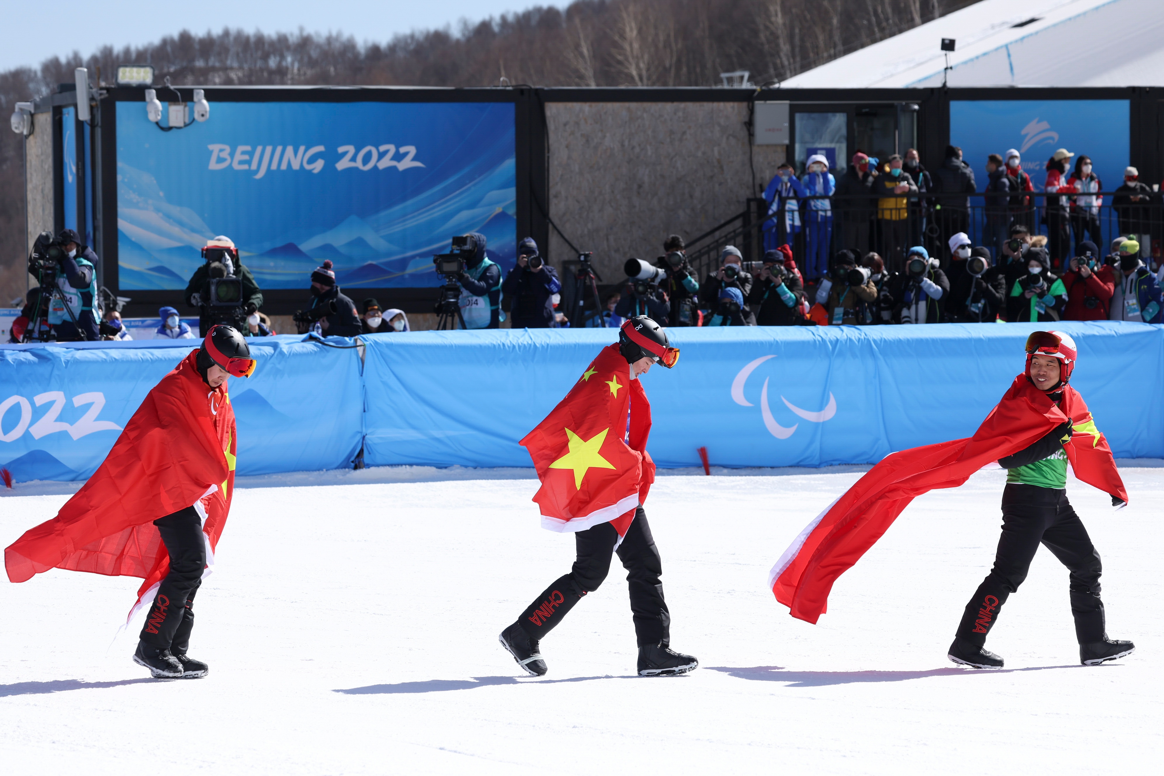(北京冬残奥会)残奥单板滑雪——中国选手包揽男子障碍追逐(ul级)比赛