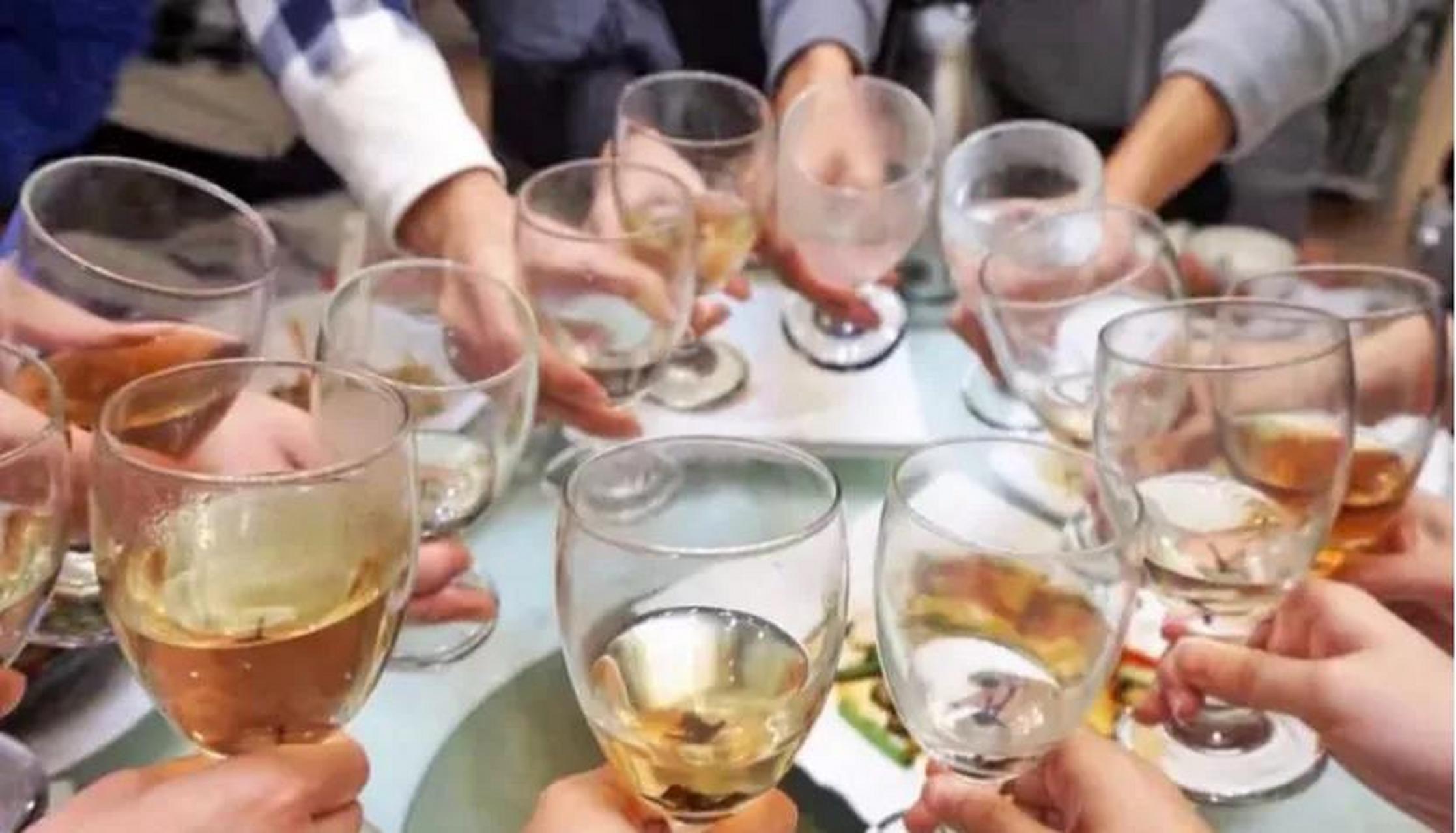 河南省开封市的陈先生和朋友们餐厅吃饭喝酒,购买的白酒竟中奖了一辆