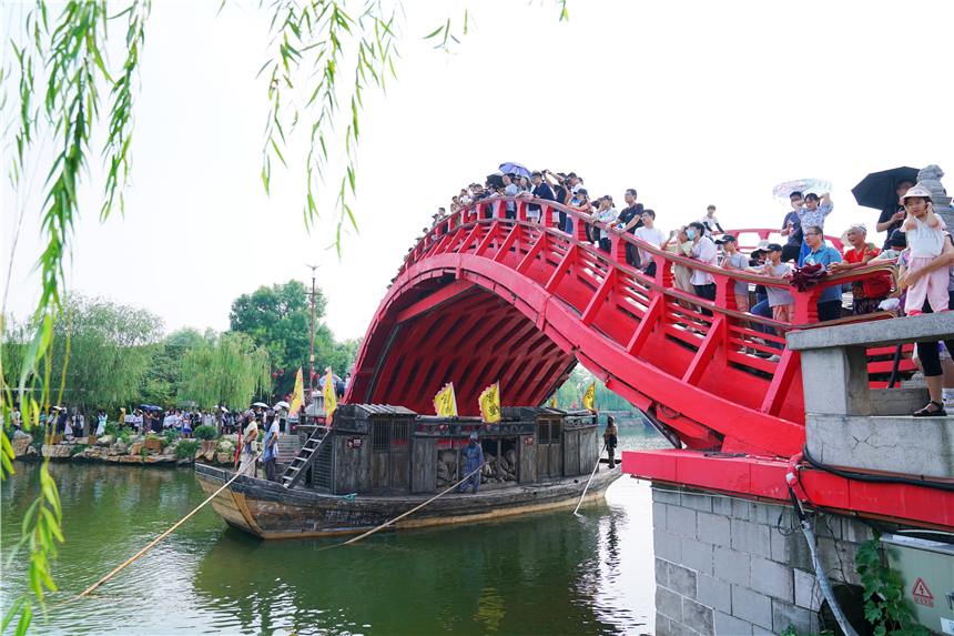 河南开封有幅流动的清明上河图,一秒穿越千年,过一天宋朝人生活