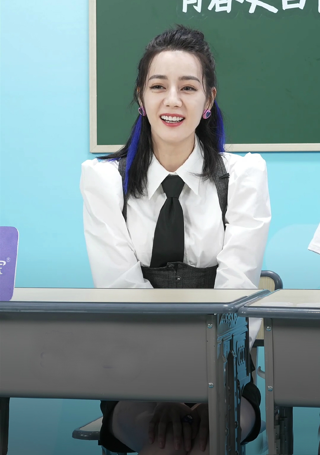 迪丽热巴学姐造型直播,示范证件照拍摄仪态美,打到考拉耳朵好逗