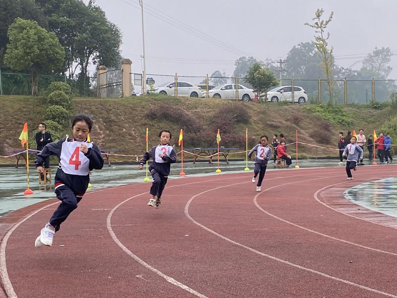 镇中心小学举办以"快乐运动,健康成长"为主题的2021年秋期田径运动会