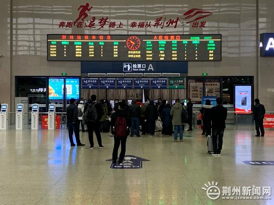 荆州火车站严把进出关 全力保障乘客安全健康出行