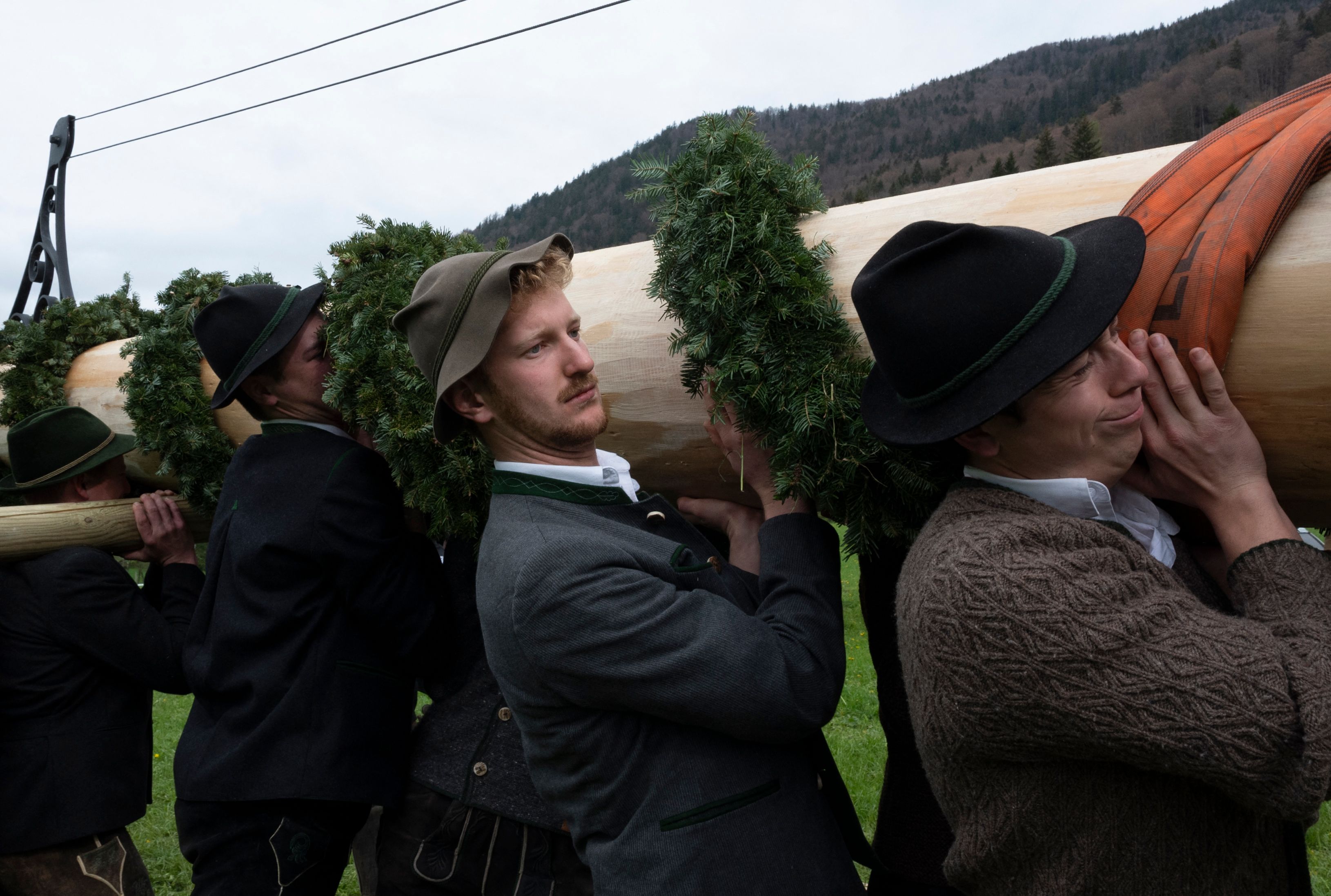 德国:竖立"五月柱"