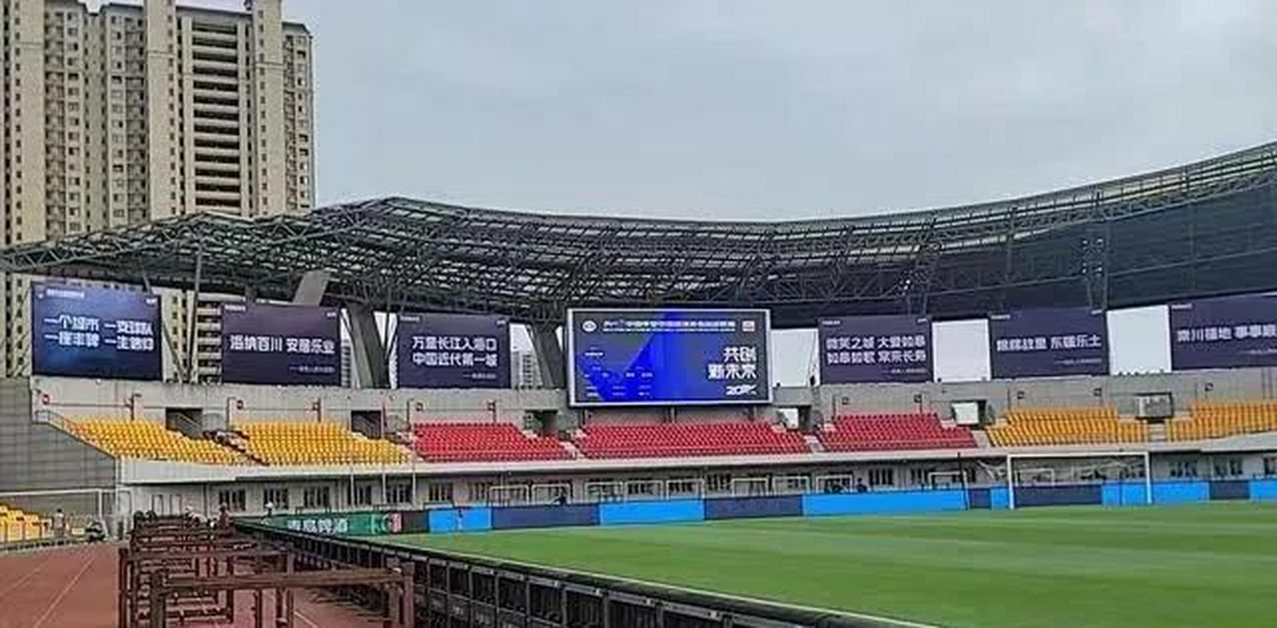 中超南通支云主场——如皋奥体中心,树立起各个县市区的宣传标牌.