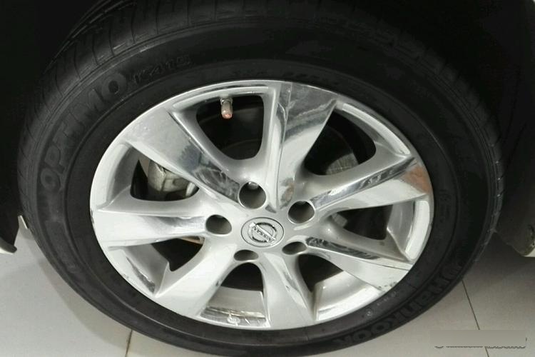 尼桑骐达的轮胎是什么牌子