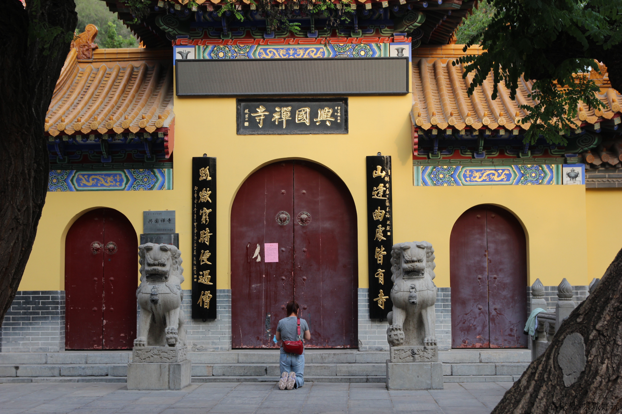 這座寺廟位於濟南千佛山,距今有千年歷史,門口對聯意境深刻