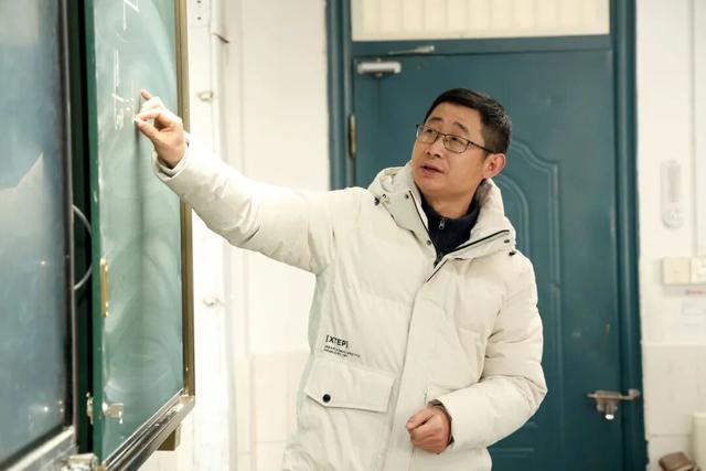 当了21年"龙哥"!六安二中教师张伟龙用物理"魔法"唤醒学生成长能量